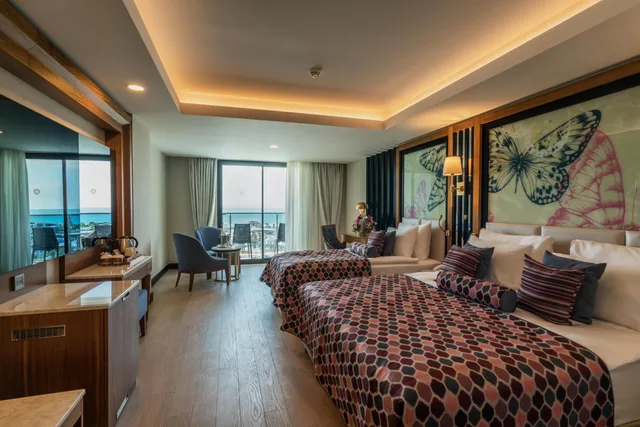 غرفة قياسية بسرير كوين وسرير فردي بإطلالة على البحر، Adalya Elite Lara Hotel 1/2