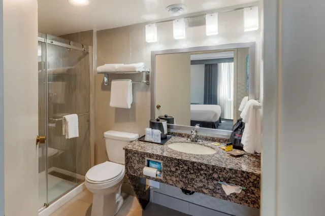 غرفة قياسية بسرير كينج وسريرين كوين، Best Western Plus Toronto Airport Hotel 10/10