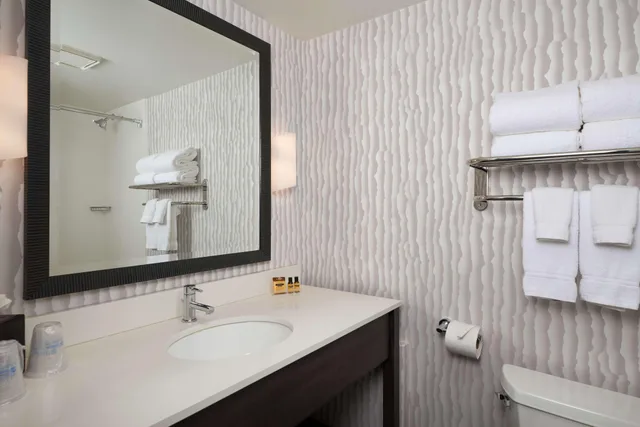 غرفة بسرير كينج يُسمح فيها بالحيوانات الأليفة في الطابق العلوي، Best Western Plus Agate Beach Inn 5/6