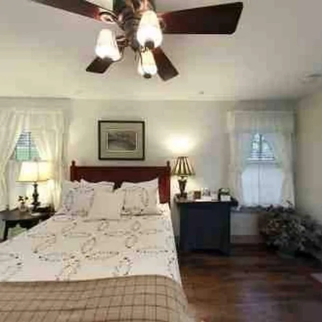 غرفة ديلوكس بسرير كوين بشرفة، The Wayside Inn Bed Breakfast 2/2