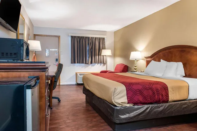 Standard, King Bed, Smoking, Econo Lodge Holland - Toledo 2/8