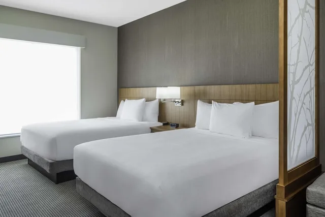 غرفة بسريرين كوين مع أريكة، Hyatt Place Fort Worth-Alliance Town Center 1/5