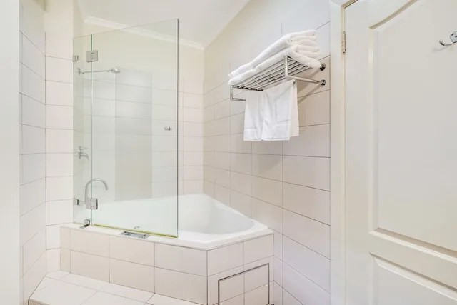 غرفة فاخرة بسرير كينج مع أريكة، Prince of Wales Motor Inn 4/4