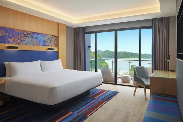 غرفة بسرير كينج بإطلالة على الحديقة بشرفة مع أريكة، Aloft Langkawi Pantai Tengah 1/5
