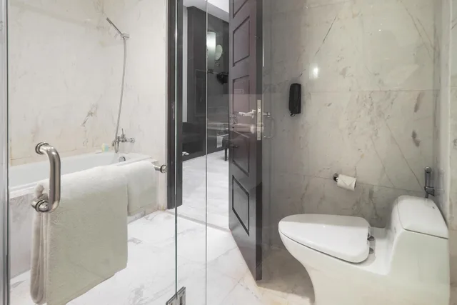 Executive, Suite, King Bed, Grand Mercure Solo Baru 2/3