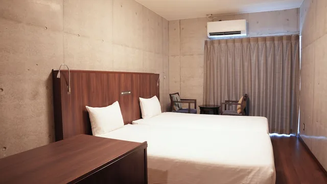 غرفة بسريرين منفصلين بمطبخ مع دخول الصالة، The Breakfast Hotel Porto Ishigaki 2/10