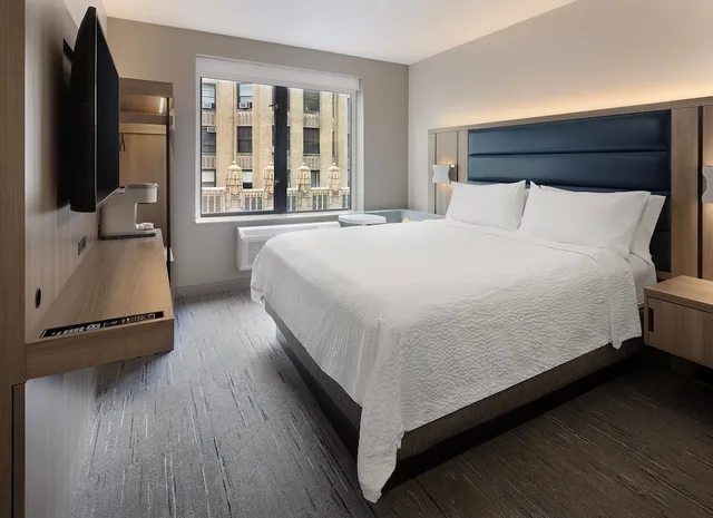 غرفة قياسية بسرير كينج بحوض جاكوزي في طابق مرتفع، Holiday Inn Express - New York City Chelsea 4/10