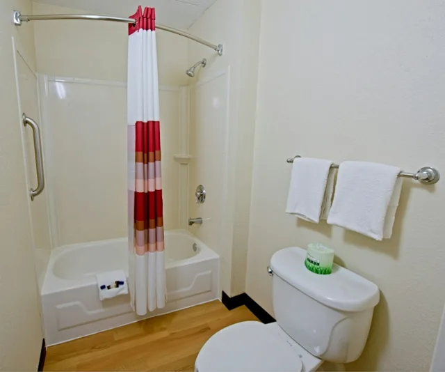 غرفة قياسية بسرير كينج، Red Roof Inn Louisville Expo Airport 5/6