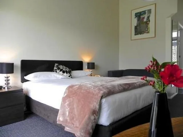 Deluxe, Queen Bed, Moore Park Inn 4/5