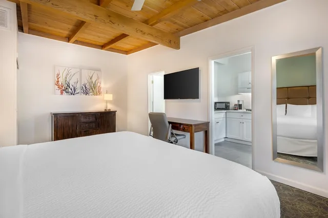 غرفة قياسية بسرير كينج بمطبخ، Best Western Plus Santa Barbara 1/6