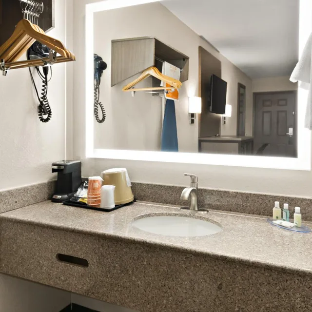 جناح بسرير كينج بحوض جاكوزي في الطابق الأرضي، Quality Inn & Suites Weatherford, TX 5/7