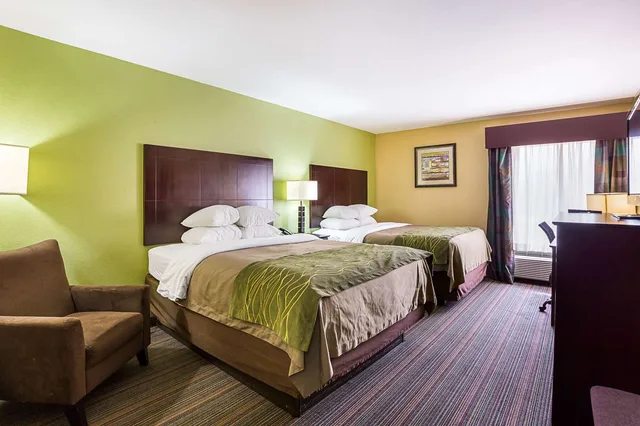 Room, 2 Queen Beds, Super 8 by Wyndham Alexandria LA 1/2