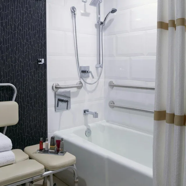 غرفة بسرير كوين بحوض استحمام لذوي الإعاقة، Kansas City Airport Marriott 3/7