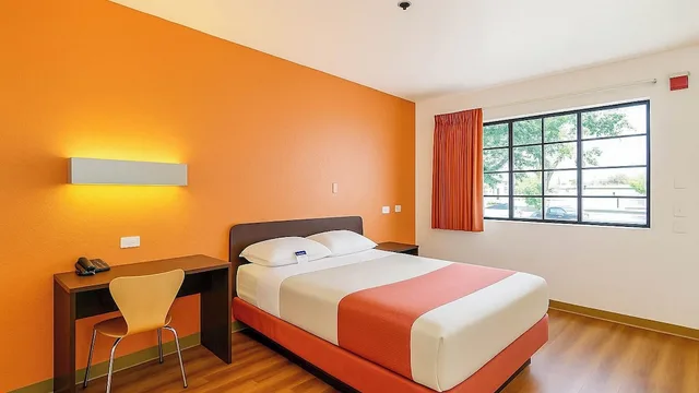 غرفة قياسية بسرير كوين، Motel6 Carlsbad, CA Beach 4/8