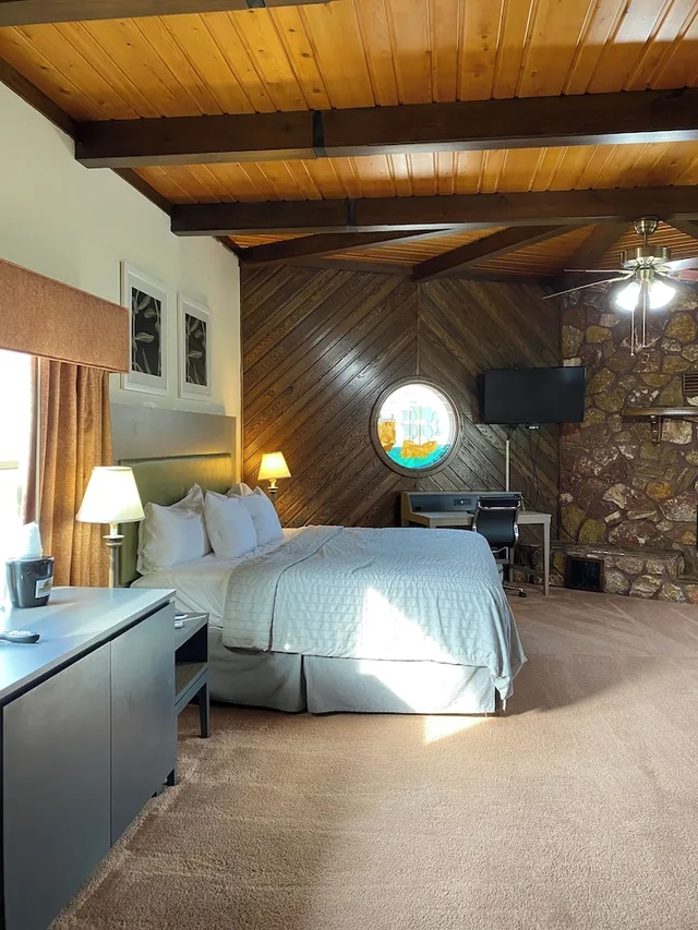 جناح بسرير كينج مع أريكة، Pictured Rocks Inn & Suites 1/9