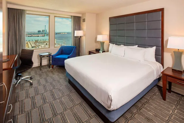 غرفة بسرير كينج بحوض استحمام لذوي الإعاقة، Hilton Philadelphia At Penn's Landing 1/2