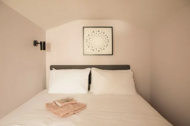 Comfy, Semi Basement, Double Bed، KENSINGTON SUITE HOTEL 1/6