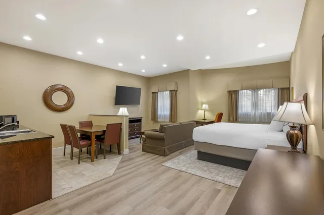 جناح ديلوكس بسرير كينج مع أريكة، Best Western Plus Vineyard Inn & Suites 4/10