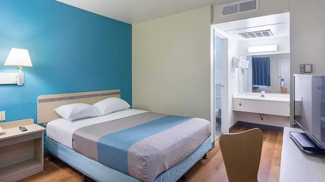 1 Full Bed - Mobility Access Tub, Nsmk، Motel6 Fredericksburg, VA - North 2/5