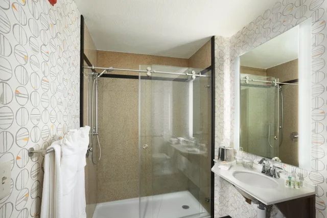 غرفة قياسية بسرير كوين، Holiday Inn Biltmore East 4/6