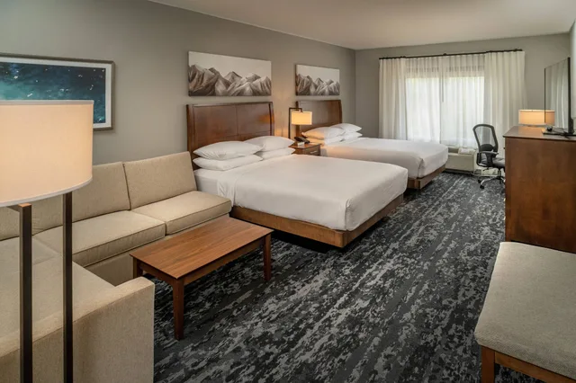 جناح تنفيذي بسريرين كوين مع أريكة، Delta Hotels By Marriott Huntington Mall 2/3