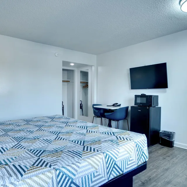 1 King Bed - Non-Smoking, Micfridge، Motel6 Selma, CA 3/9