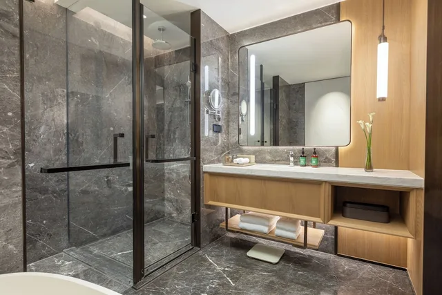 غرفة قياسية بسرير كينج مع دخول صالة النادي، Crowne Plaza Dalian Kerren by IHG 3/4