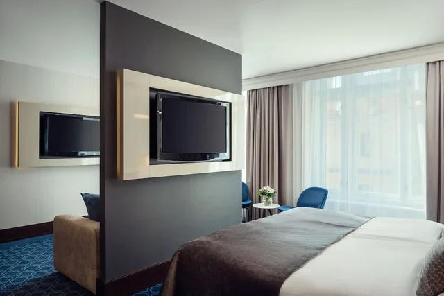 جناح جونيور تنفيذي بسرير كينج مع دخول الصالة، Kings Court Hotel 1/1
