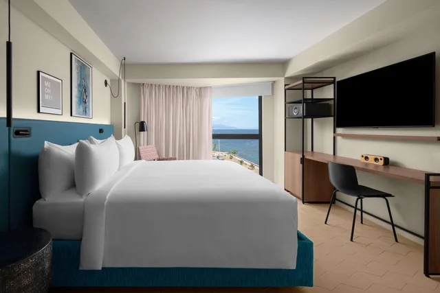1 Bedroom, Suite, King Bed, Ocean Front, Balcony، ROK Hotel Kingston, Tapestry Collection by Hilton 1/2