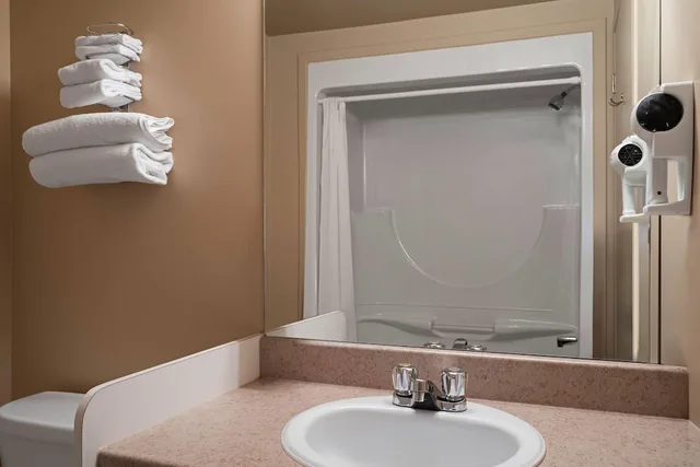 غرفة بسريرين كينج، Travelodge by Wyndham Drummondville 6/7