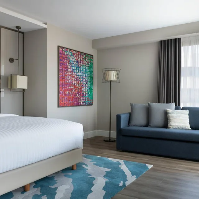 غرفة تنفيذية ركنية بسرير كينج بإطلالة على المدينة مع دخول الصالة، Izmir Marriott 3/6