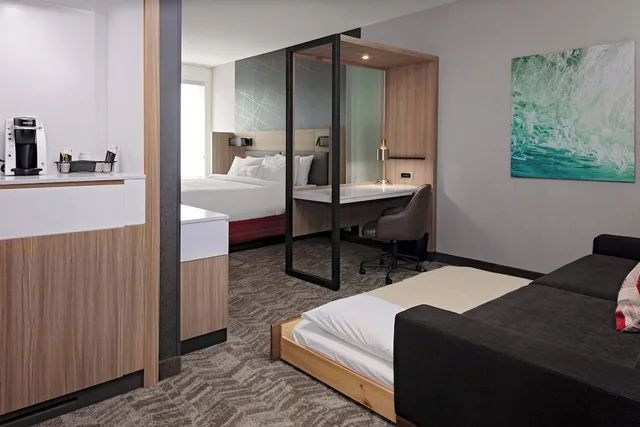 جناح بسرير كينج مع سرير سحّاب إضافي، SpringHill Suites by Marriott Kansas City Plaza 1/5