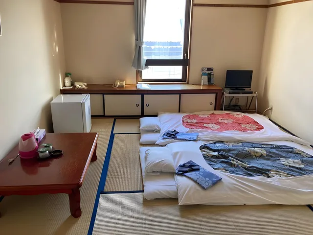 غرفة يابانية قياسية بفراش فوتون وأربعة أسرّة للمدخنين، Hotel Tetora 1/2