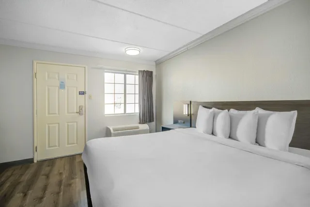 غرفة بسرير كينج لذوي الإعاقة، Motel6 San Antonio, TX – I-35 North Corridor 2/10