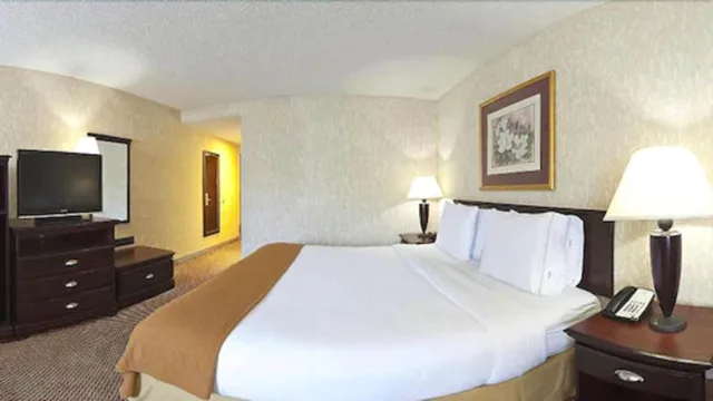 غرفة قياسية بسرير كينج، Holiday Inn Express Hotel And Suites Corinth 3/4
