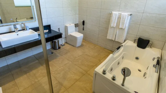 غرفة فاخرة بسرير كينج بإطلالة على البحر بجاكوزي في الطابق الأرضي، Sooriya Resort & Spa 6/6