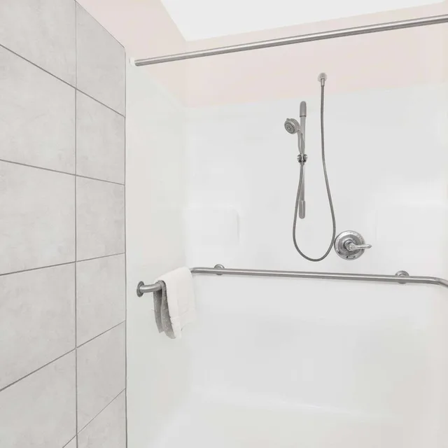 غرفة بسرير كوين بحوض استحمام لذوي الإعاقة، Microtel Inn & Suites By Wyndham Colfax/Newton 7/7