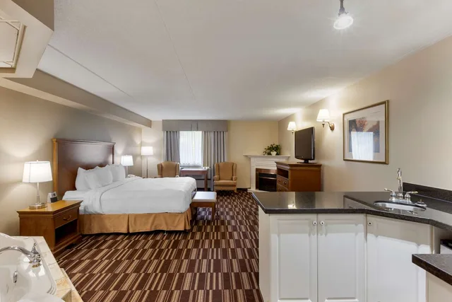غرفة بسرير كينج، Best Western Plus Orillia Hotel 2/8