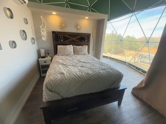 Luxury, Queen Bed, Sofa, Dome 5، Bryce Glamp And Camp 1/2