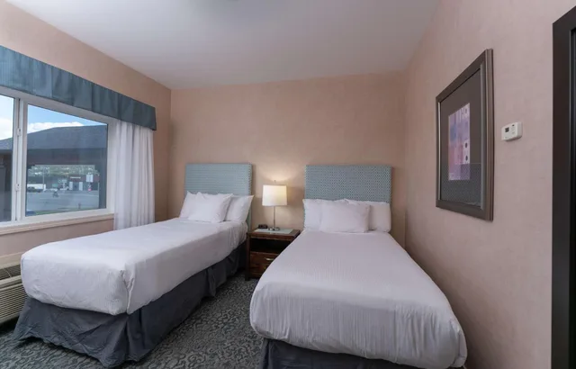 غرفة بسريرين منفصلين وسرير كينج مع أريكة، Prestige Cranbrook Hotel, BW Premier Collection 1/5