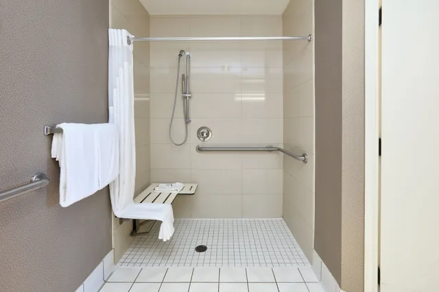 غرفة بسريرين كوين لذوي الإعاقة، Holiday Inn Hotel And Suites 5/5