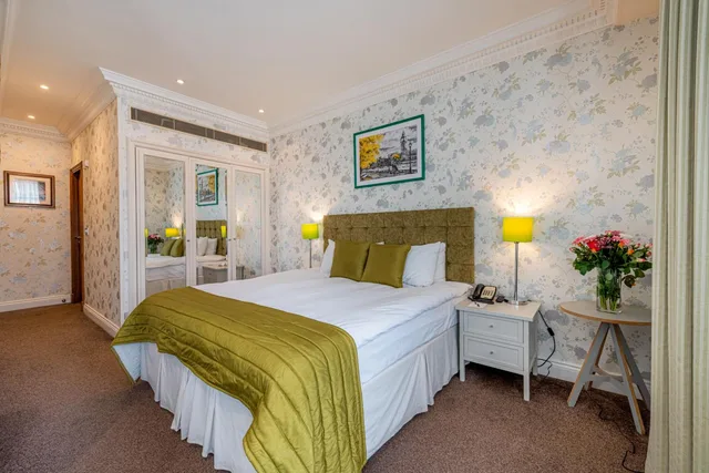 Deluxe, Queen Bed, Ashburn 8/10