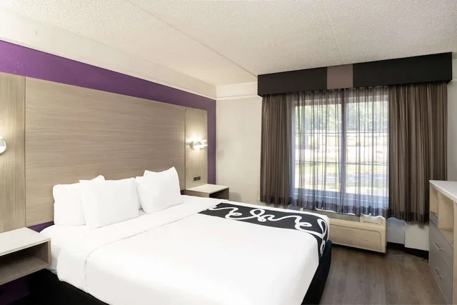 Room, King Bed, La Quinta Inn & Suites by Wyndham Birmingham Hoover 2/8