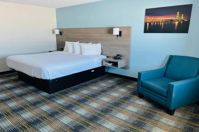 2 Bedrooms, Suite, 3 Queen Beds, Lake View, AmericInn by Wyndham Saint Ignace 3/5