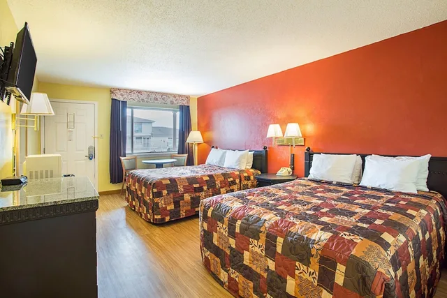 Upstairs, 2 Queen Beds، Rodeway Inn Roswell West 3/5
