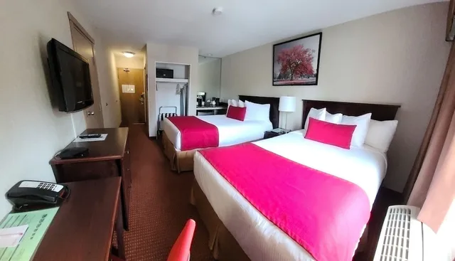 غرفة قياسية بسريرين مزدوجين بإطلالة على المتنزه بشرفة، SureStay by Best Western Richmond Vancouver Airport 1/3