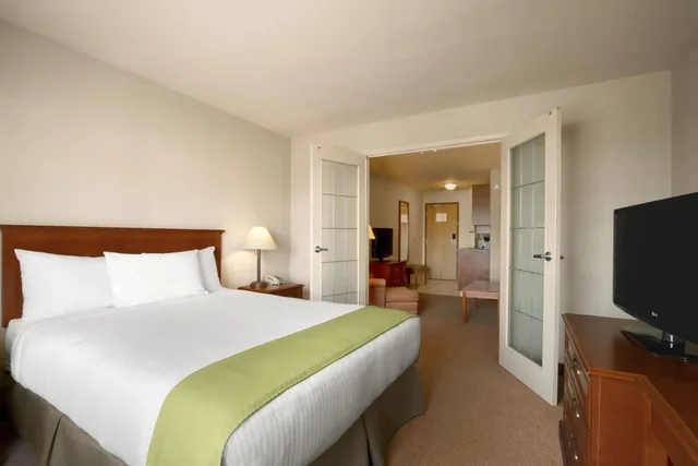 جناح بسرير كينج، Super 8 By Wyndham Fort St. John Bc 1/3