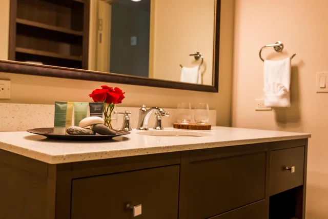 Suite, King Bed, River Front, Top Floor، The Lodge at Columbia Point 8/10