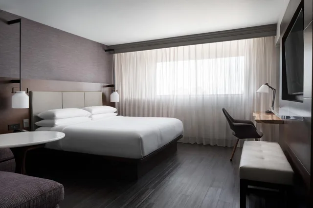 Guest Room, King Bed, Executive Level, High Floor، Visalia Marriott at the Convention Center 2/10