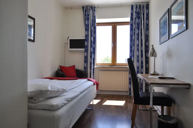 غرفة بسرير مزدوج مفردة بسرير فردي، Hotell Lysekil 5/10